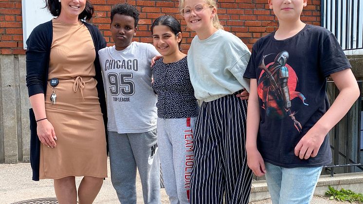 Äsperödsskolan är en av skolorna som arbetar med Natur- och miljöboken. På bilden ser du  läraren Kicki Palmerand och eleverna Hassan, Malak, Ester och Vincent som använder utbildningsmaterialet på sina lektioner.