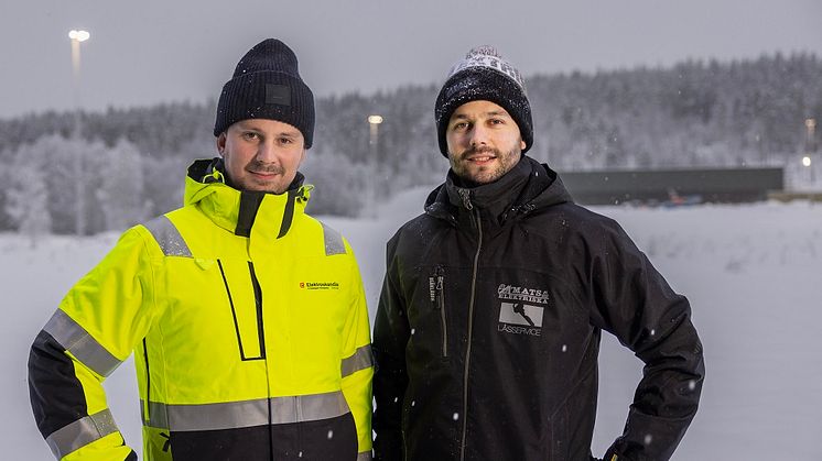 Johan Eriksson, Elektroskandia och Fredrik Jeanson, Mats Elektriska på Tjärnmyrans skjutfält vid I 21 i Sollefteå med de nya strålkastarna Ledvance Floodlight PFM 290W i bakgrunden.