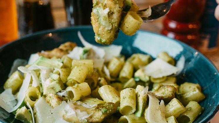 LO_Pasta_maccheroncini_pesto_avocado_e_pollo