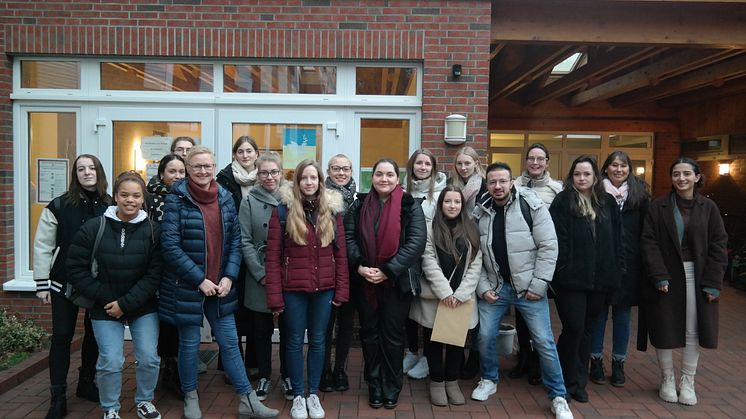 Bei dem ersten Treffen: Die Studierenden zusammen mit Sabine Behrens (5.v.l.), Beauftragte für Integration des Landkreises Vechta, sowie Vera Willgosch (4.v.r.) und Kirsten Rusert (2.v.l.) vom ZfLB der Uni Vechta. Foto: Landkreis Vechta
