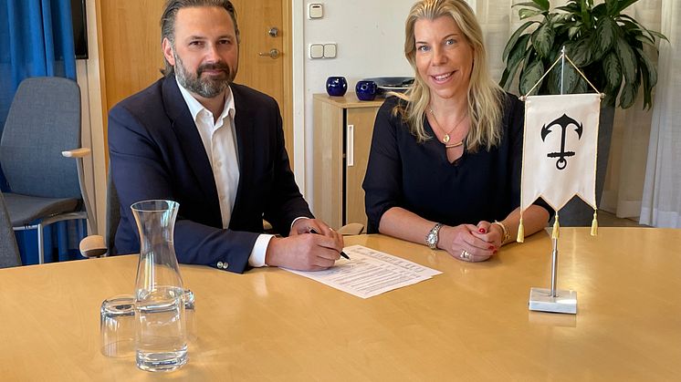Staffan Tjörnhammar (M), kommunstyrelsens ordförande, och Anette Madsen, kommundirektör, skriver under avtalet med Migrationsverket.