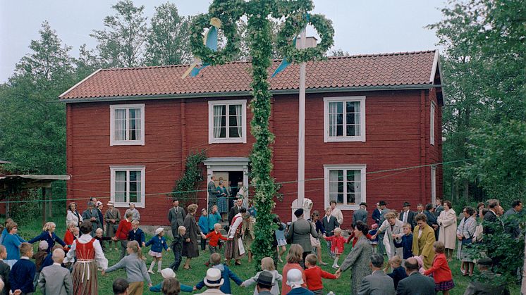 Dans kring midsommarstången i Småland, 1965. Foto: Studio Gullers, ©Nordiska museet. 