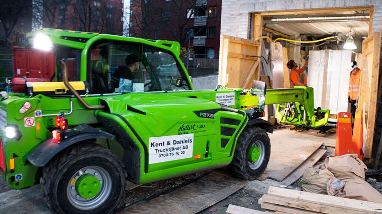 – Vi har fått en hel del jobb på att maskinen tar sig in på trånga ställen, som i parkeringsgarage exempelvis, säger Douglas Åkerblom.