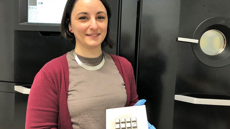 Lättare material till framtidens flyg- och rymdmotorer. Det handlar industridoktoranden Linda Squillacis forskning om. Foto: Högskolan Väst.