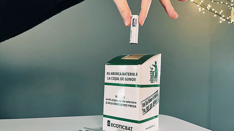 Adună bateriile uzate în minirecipientul de carton și, când acesta este plin, adu-le la recipientul de colectare Ecotic din magazinul JYSK 