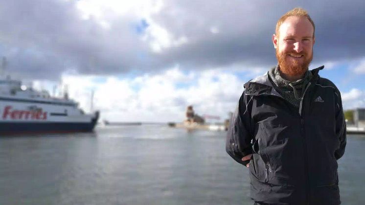 Han tar färjan till jobbet