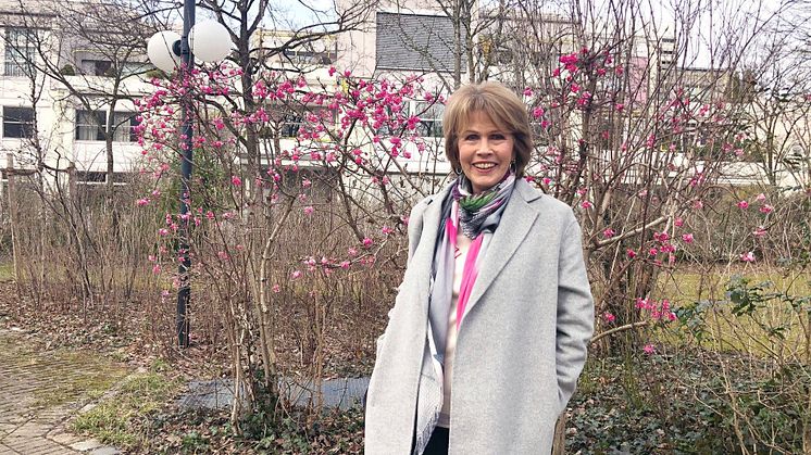 Christa Maar, Gründerin der  Felix Burda Stiftung, beim Spaziergang durch den Arabellapark in München