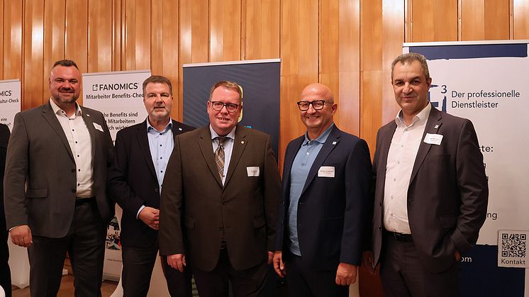 Von links nach rechts: Geschäftsführer Till Niesmann, Gesellschafter Alois Sieburg, Bezirksbürgermeister Nils Berning, geschäftsführender Gesellschafter Roman Großmann, Geschäftsführer Mehmet Uçar.