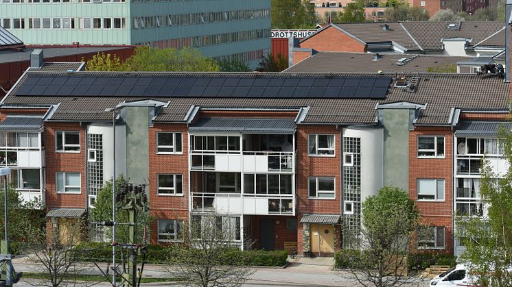 Botkyrkabyggens solpaneler på Munkhättevägen