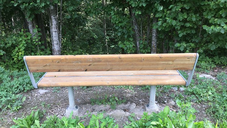 I samarbeid med Bymiljøetaten er det satt opp benker langt Tokerudbekken. To benker ble ødelagt av snømåking i vinter men er nå erstattet. 