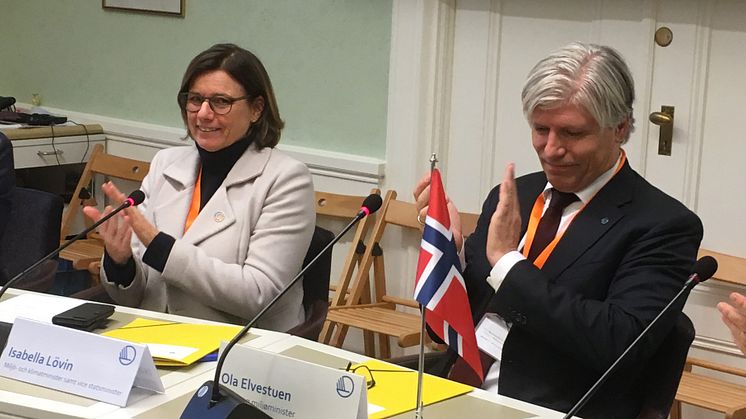 Finlands miljö- och klimatminister Krista Mikkonen, Miljö- och klimatminister Isabella Lövin och Norges klimat- och miljöminister Ola Elvestuen signerar utökat samarbete i Norden för kunskapsbyggande om biologisk mångfald.
