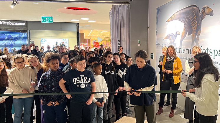 Dilsa Demirbag-Sten, generalsekreterare för Berättarministeriet, inviger pop up-museum i Westfield Mall of Scandinavia. Foto Jonas Sverin