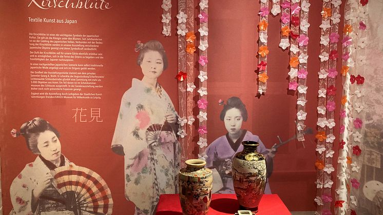 Sonderausstellung „Der Duft der Kirschblüte – Textile Kunst aus Japan“ in Schloss ﻿Lichtenwalde (Foto: ASL Schlossbetriebe gGmbH)