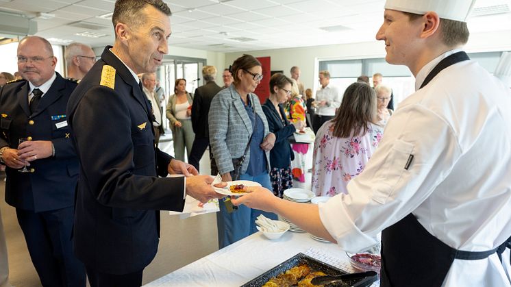 Sveriges överbefälhavare var med och lanserade receptboken "Recept i kris och krig"