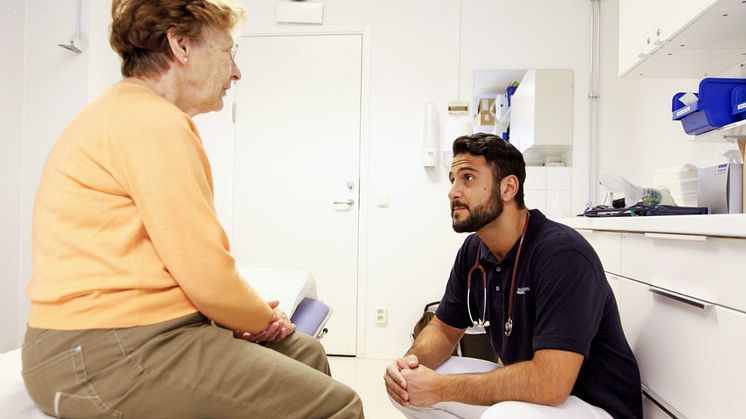 Genrebild på läkare och patient