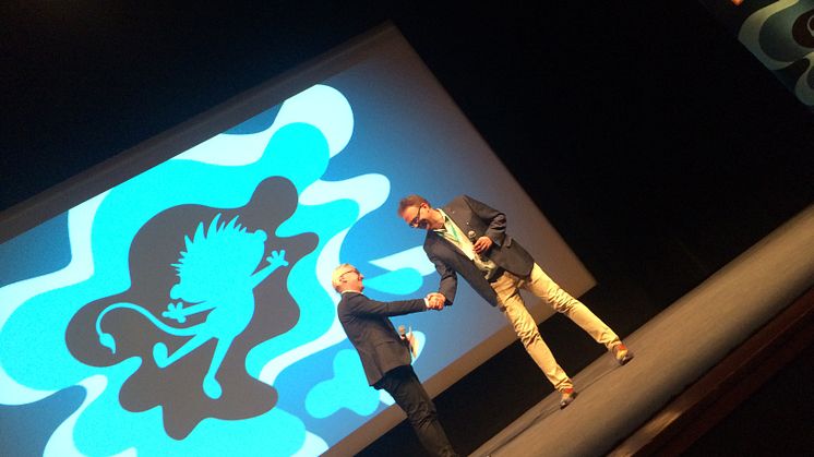 Invigningstalare Mikael Fellenius, Film i Västs vd tillsammans med Högskolan Västs rektor Martin Hellström. 