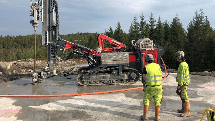 Borrning för de linstag som spänner fast vindkraftverkets fundament i berget. Bild: Linus Mortensson