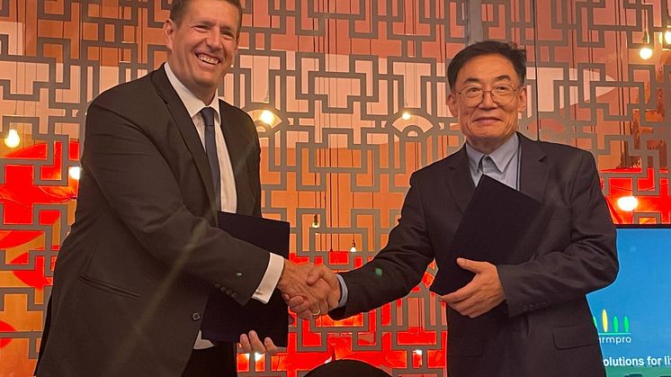 Richárd Gyimesi, Head of Region Japan & Korea at Telenor Connexion, Byung-Ok Park, Co-CEO of Farmpro