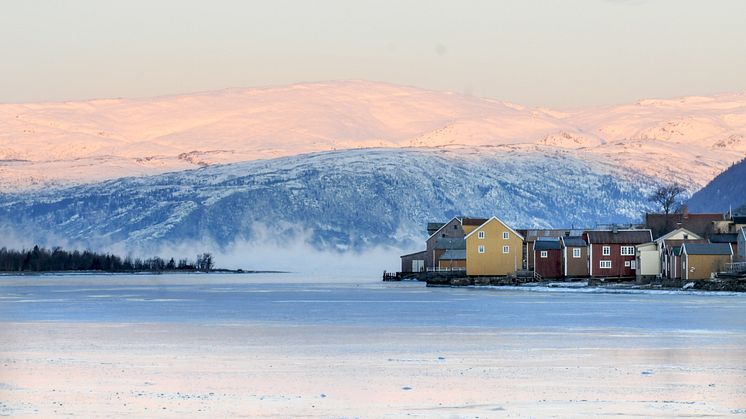 Vefsnfjorden, sett fra fjordbotnen, der poststed 8657 Mosjøen ligger.