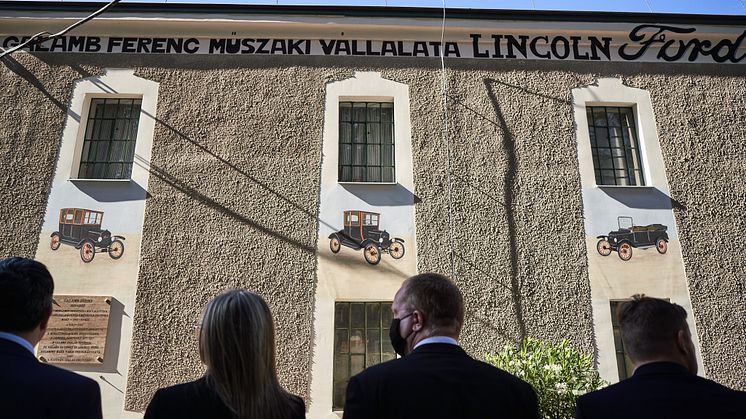 A makó Ford kereskedés felújított homlokzata