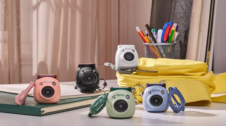 Vi presenterar INSTAX Pal | Den första i sitt slag - en golfbollstor digitalkamera från INSTAX 