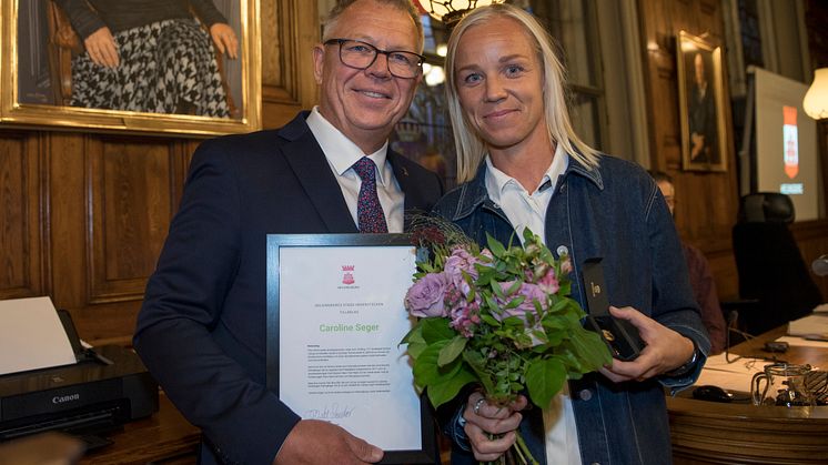 ​Under kommunfullmäktiges sammanträde den 17 september tog fotbollsspelaren Caroline Seger emot Helsingborgs stads hederstecken. Utmärkelsen delades ut av kommunfullmäktiges ordförande Mats Sander. Foto: David Lundin, Helsingborgs stad