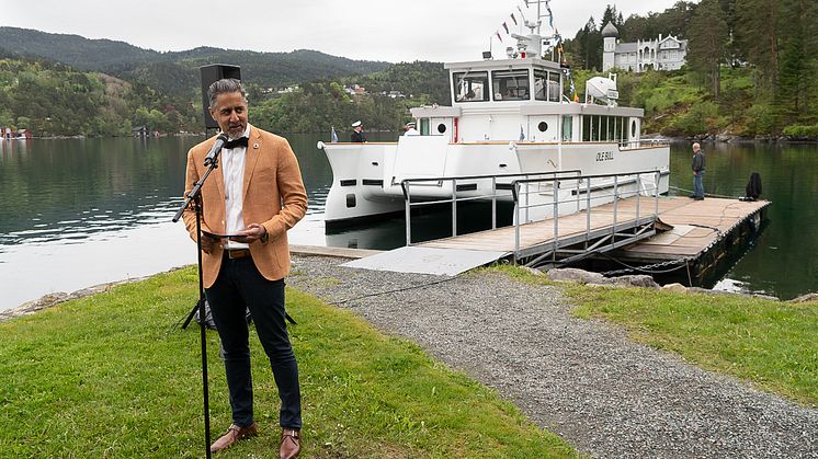 Kulturminister Abid Raja døpte den nye elektriske museumsbåten «Ole Bull» på Lysøen, tirsdag 25. mai (foto: Dag Fosse)