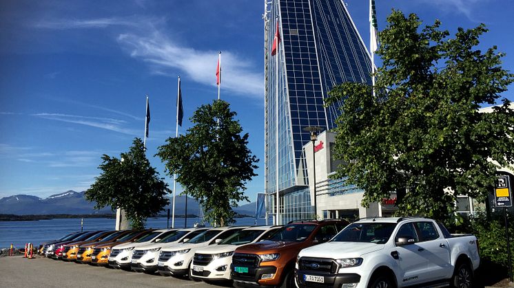 Nye Ford-Edge og Ford Ranger foran hotell Seilet i Molde under den internasjonale presselanseringen av disse modellene.