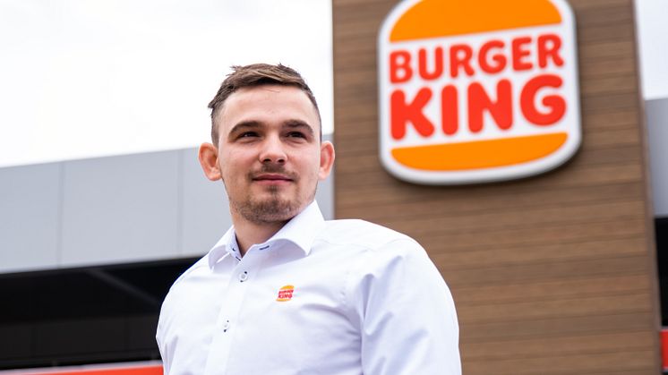 Restaurantsjef Damian Sadowski og 32 medarbeidere åpner dørene på Burger King Vinstra. Fotograf: Jonas Oden Ulset, Dølen.