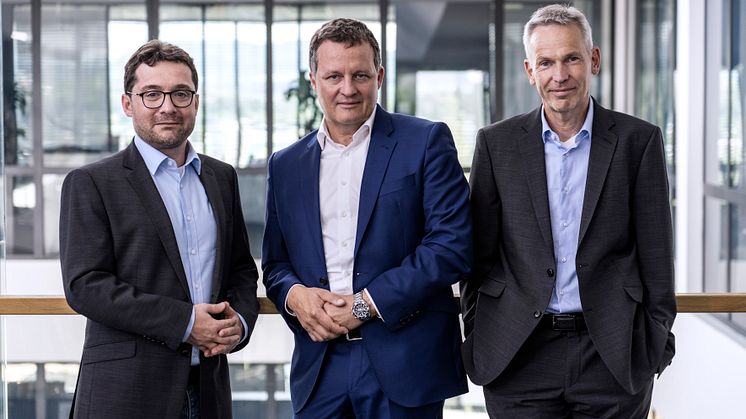 Team 2 nominiert für den Deutschen Zukunftspreis 2022 (v.l.): Stefan Reichert, Fraunhofer ISE, Thomas Speidel und Dr. Thorsten Ochs, beide ADS-TEC Energy