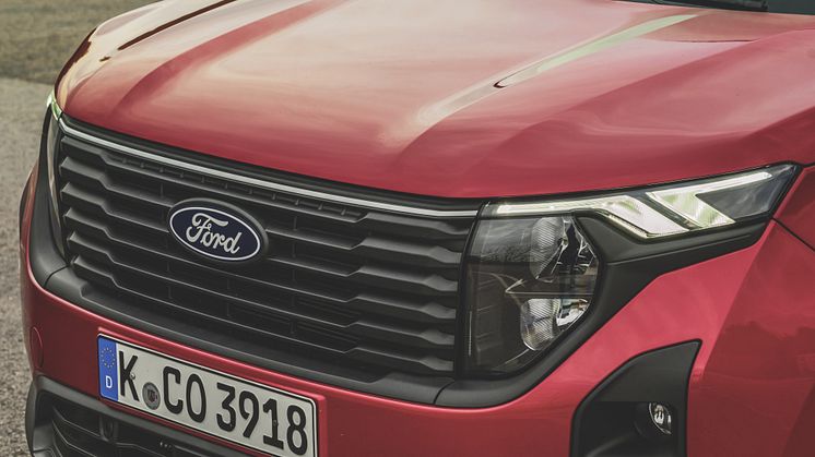 Transit Courier Fantastic Red (3)