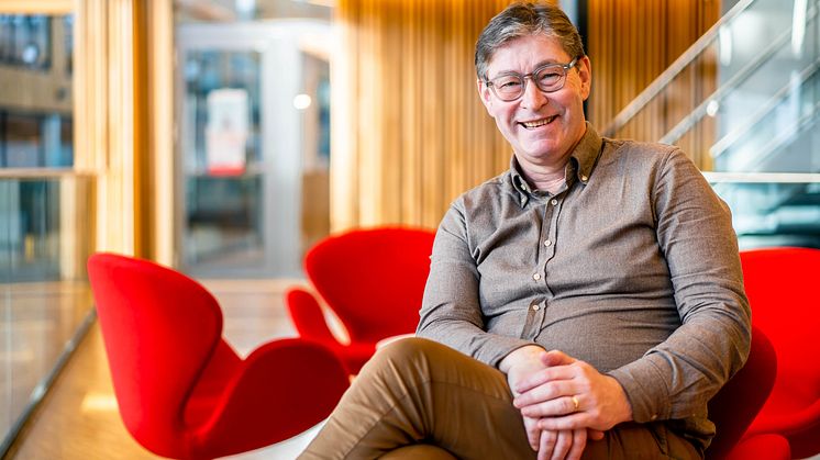Jon Hippe er fornøyd med å endelig kunne ta imot Vestland fylke som ny pensjonskunde i Storebrand.