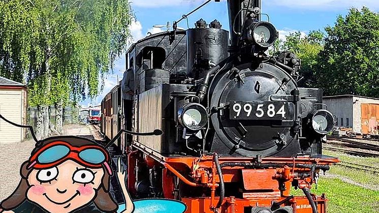 Poppy Pollenpelz vor der Döllnitzbahn am Bahnhof Mügeln, dem Start- und Endpunkt der Erlebnis-Tour - Foto: Sylvia und Helene Graupner