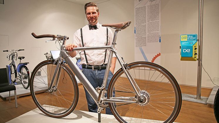 Geschäftsführer von Rotor, Sebastian Billhardt, mit einem nur knapp 14 Kilogram leichten E-Bike vom Hersteller Coboc GmbH & Co. KG/Deutschland