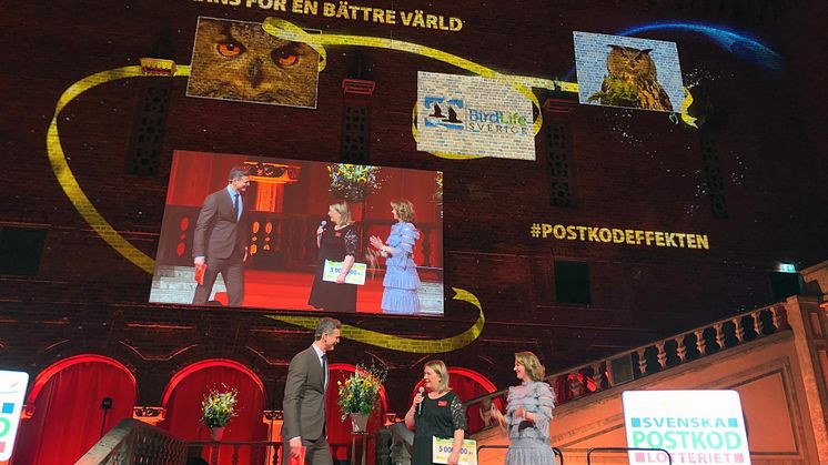 Föreningschef Stina Rigbäck mottar stödet från Rikard Sjöberg och Hélène Carlbark, välgörenhetschef.