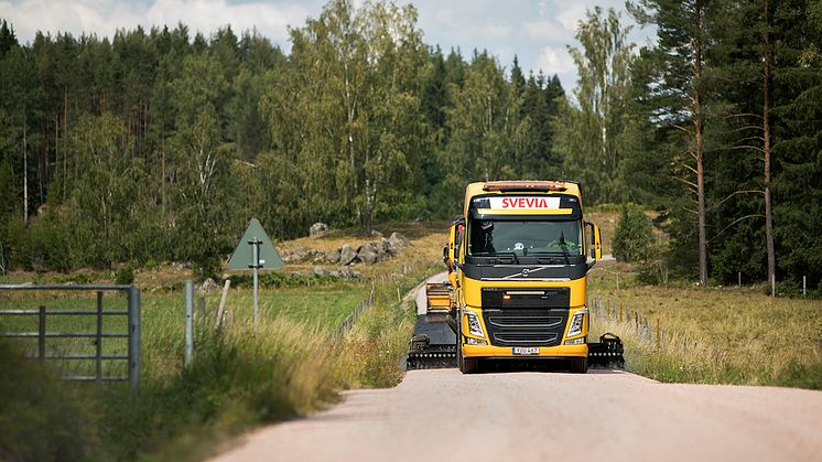 ﻿Under sommaren kommer Svevia att utföra underhållsåtgärder av ytbeläggningen på flera sträckor inom Jönköping och Kalmar län. Foto: Markus Marcetic