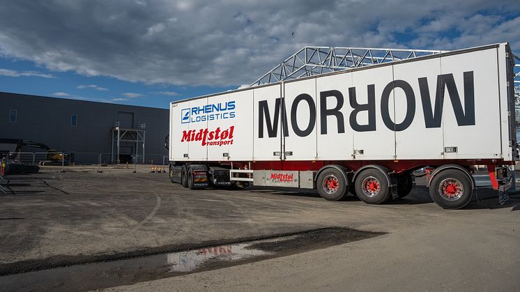 Electric truck transporting equipment from the Port of Arendal to Morrow Cell Factory.