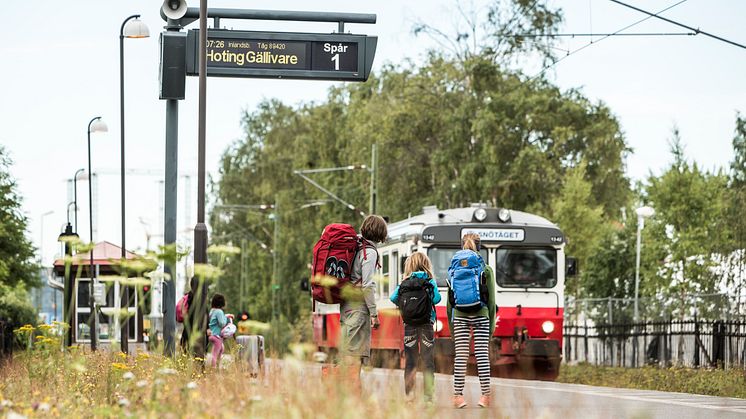 Inlandsbanan erbjuder tågluffarkort, paketresor och enskilda biljetter sommartid. Dagtågstrafik mellan Östersund och Mora under vinterturismsäsongen. Paketresor och charter året runt. 