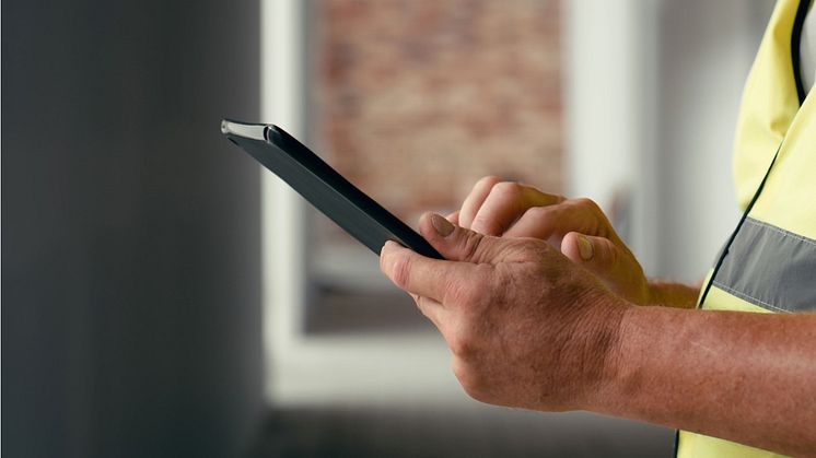 En ny og forbedret version af fischers digitale produktguide hjælper professionelle håndværkere med at finde og dokumentere befæstigelsesløsninger til byggeprojekter. Foto: fischer.