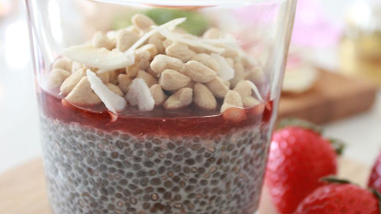 Betavivotoppad chiapudding med jordgubbspuré