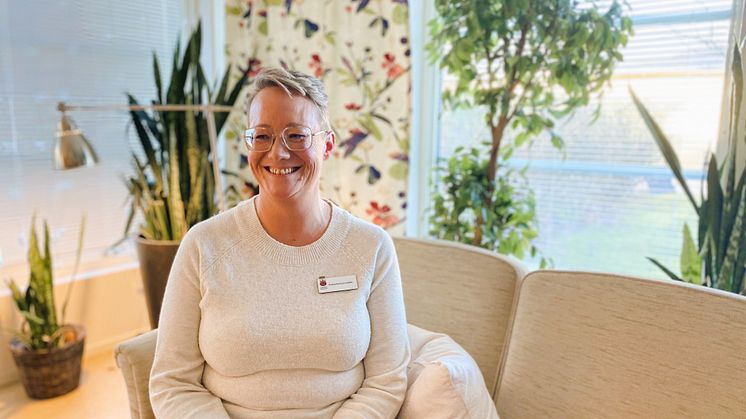 Roxina Karlsson Viebke, enhetschef på Reimersdal äldreboende, implementerar mobila trygghetslarm för att främja ökad självständighet hos de boende. Hennes initiativ öppnar dörrar till en mer flexibel och personcentrerad omsorgsmiljö.