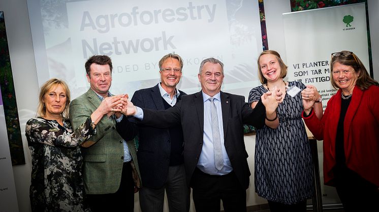 Från vänster; Johanna Björklund, Agroforestry Sverige; Anders Malmer, professor SLU Global; Henrik Brundin, vice vd Vi-skogen; Sven-Erik Bucht, landsbygdsminister; Maria Ölund, projektkoordinator Focali; Madeleine Fogde, programchef SIANI. 