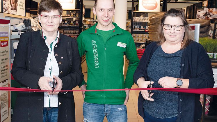 Leobens Vizebürgermeisterin Birgit Sandler, Filialleiter Michael Schwaiger und Gebietsleitung Sonja Wichmann eröffnen die Filiale Leoben. 