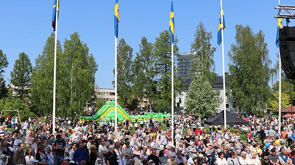 Många pitebor sökte sig till Badhusparken i Piteå för Nationaldagsfirande i strålande sol.