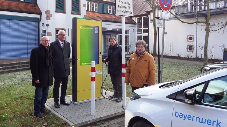 Freuen sich über die neue Stromtankstelle: Bürgermeister Herbert Jakob (2. v. l.) und Herbert Reth (r.) von der Marktgemeinde sowie Bayernwerk-Kommunalbetreuer Günter Jira (l.) und Uwe Thomas (2. v. r.) vom Bayernwerk-Kundencenter Marktheidenfeld.