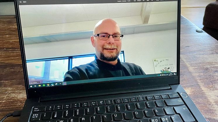 Reparatör Online i ett videosamtal med en hyresgäst.
