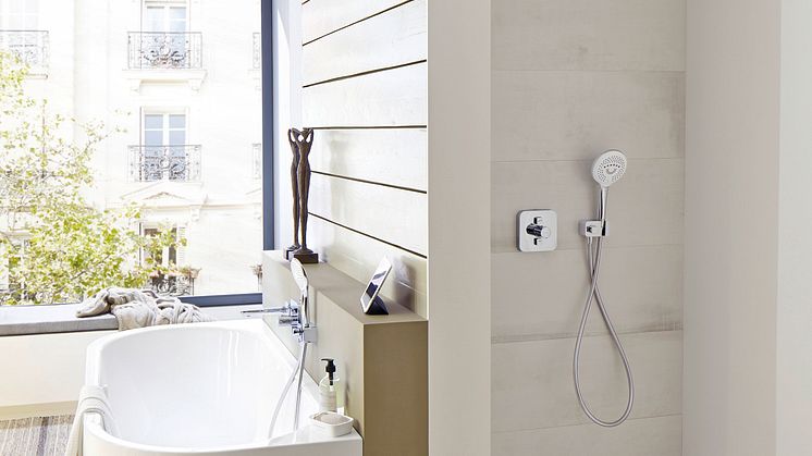 Ein Badezimmer mit einer abgerundeten Badewanne und einer bodenebene Dusche von Kaldewei.