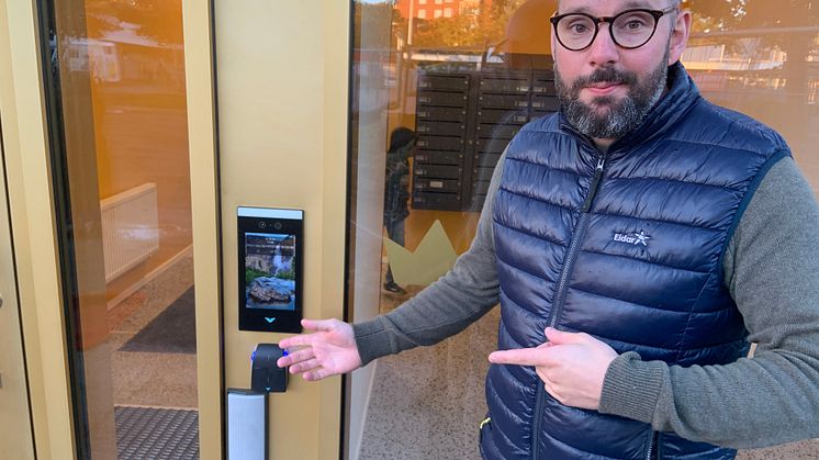 Eidars IT-chef Kim Toivanen visar upp det nya passagesystemet på bolagets fastighet på Kronogårdstorg