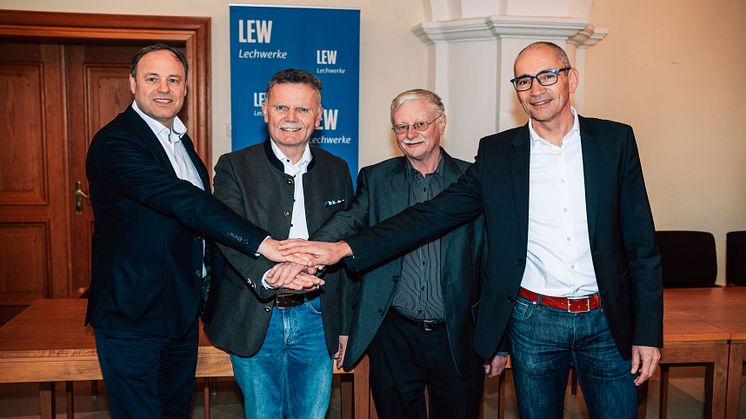Gemeinsam für die Wärmewende (v.l.n.r): Johannes Stepperger (LEW), Norbert Führer (Erster Bürgermeister Wiedergeltingen), Anton Schwele (Erster Bürgermeister Rammingen), Christian Kähler (Erster Bürgermeister Markt Türkheim)