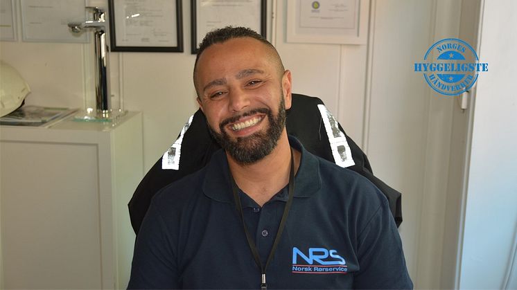 Hussein El Haddaoui som er en av finalistene i Norges Hyggeligste Håndverkere stortrives med å være rørlegger